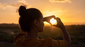 Mâine e Valentine’s Day, dar azi iubește-te pe tine. Psiholog: „Când înțelegem că dacă ne iubim pe noi, tuturor le merge bine, atunci am crescut emoțional”