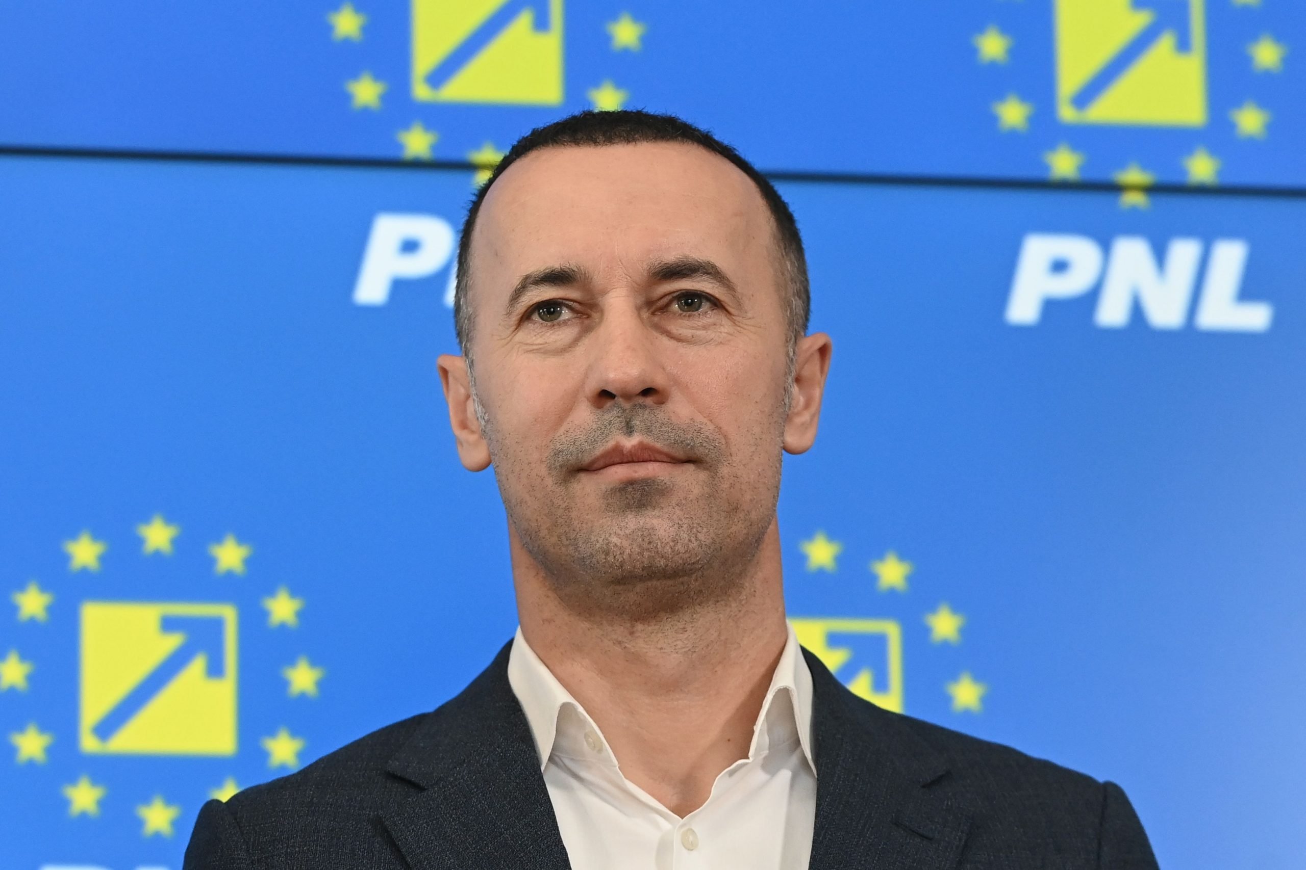 FOTO. Procurorii DNA îl suspectează pe liderul PNL, Iulian Dumitrescu că a cheltuit într-un an și jumătate aproape 600.000 de euro pe bunuri de lux și vacanțe în Dubai, Abu Dhabi, Insulele Maldive, Insula Capri, Mykonos, Courchevel, Nisa