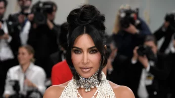 FOTO. Kim Kardashian își mărește colecția de mașini de lux. Vedeta și-a etalat noul Cybertruck futurist de 96.000 de dolari de la Tesla