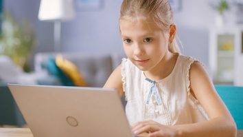 Copiii devin dependenți de internet. Profesor: „Părinții trebuie să îi învețe cum să folosească aceste gadget-uri corect”