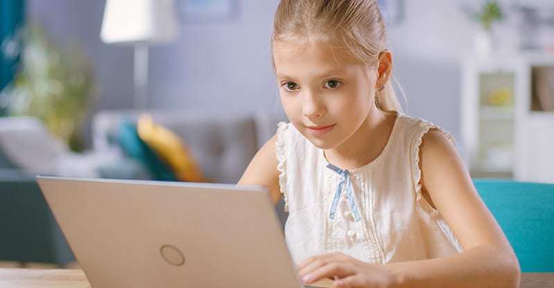 Copiii devin dependenți de internet. Profesor: „Părinții trebuie să îi învețe cum să folosească aceste gadget-uri corect”