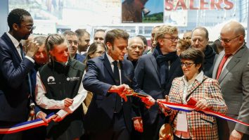 Fermierii au forțat intrarea la Salonul de Agricultură în timpul vizitei lui Macron. Președintele a petrecut 13 ore dificile la Paris