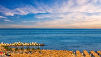 11 propuneri pentru noul logo al stațiunii Mamaia au intrat în etapa de vot public. Câștigătorul va fi remunerat suplimentar cu 14.000 lei