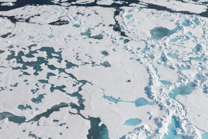 Biologul marin Paulo Tigreros caută microplastice în Antarctica. Cum îți afectează acestea sănătatea?