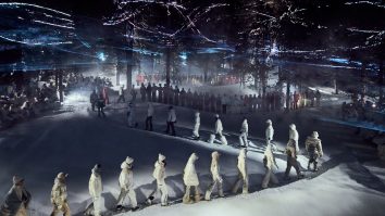 VIDEO. Moncler își lansează noua colecție pe munte. Prezentarea noilor piese a avut loc în pădure, pe zăpadă