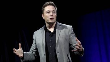 Elon Musk este bun de plată. CEO-ul Tesla a dat 2.000 de dolari unei brutării după ce compania sa a renunțat la o comandă de plăcinte