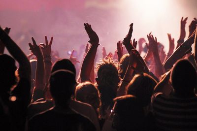 Muzica live are un impact puternic asupra creierului. Cum contribuie la sănătatea mintală