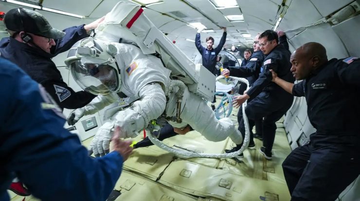 Noile costumele spaţiale de la NASA au trecut cu succes testul de gravitaţie zero