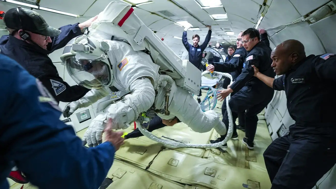 Noile costumele spaţiale de la NASA au trecut cu succes testul de gravitaţie zero