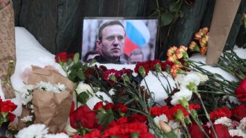 Mama lui Alexei Navalnîi îi cere lui Vladimir Putin să elibereze corpul acestuia: „Lăsați-l să fie îngropat cu demnitate, nu vă puneți în calea oamenilor care își iau rămas bun de la el”