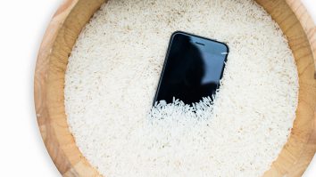 De ce să nu îți pui telefonul în orez? Apple vine cu recomandări atunci când ai lichide în smartphone
