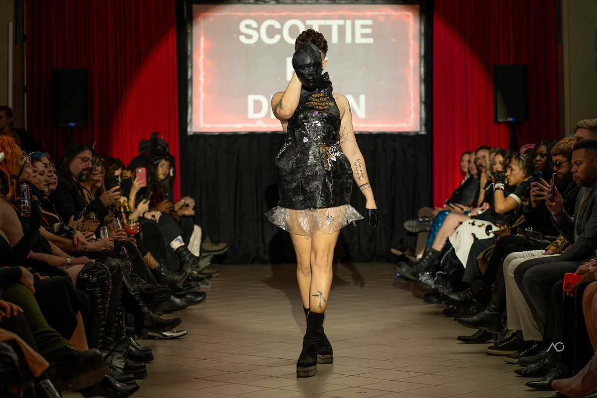 Cum scapi de plasticul folosit? Artiștii și ecologiștii din Chicago îl transformă într-un spectacol de modă