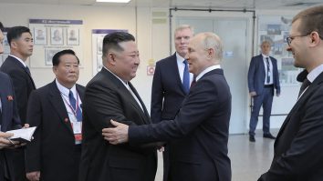 Vladimir Putin i-a dăruit lui Kim Jong Un o maşină pentru a semnifica „relaţiile lor personale speciale”