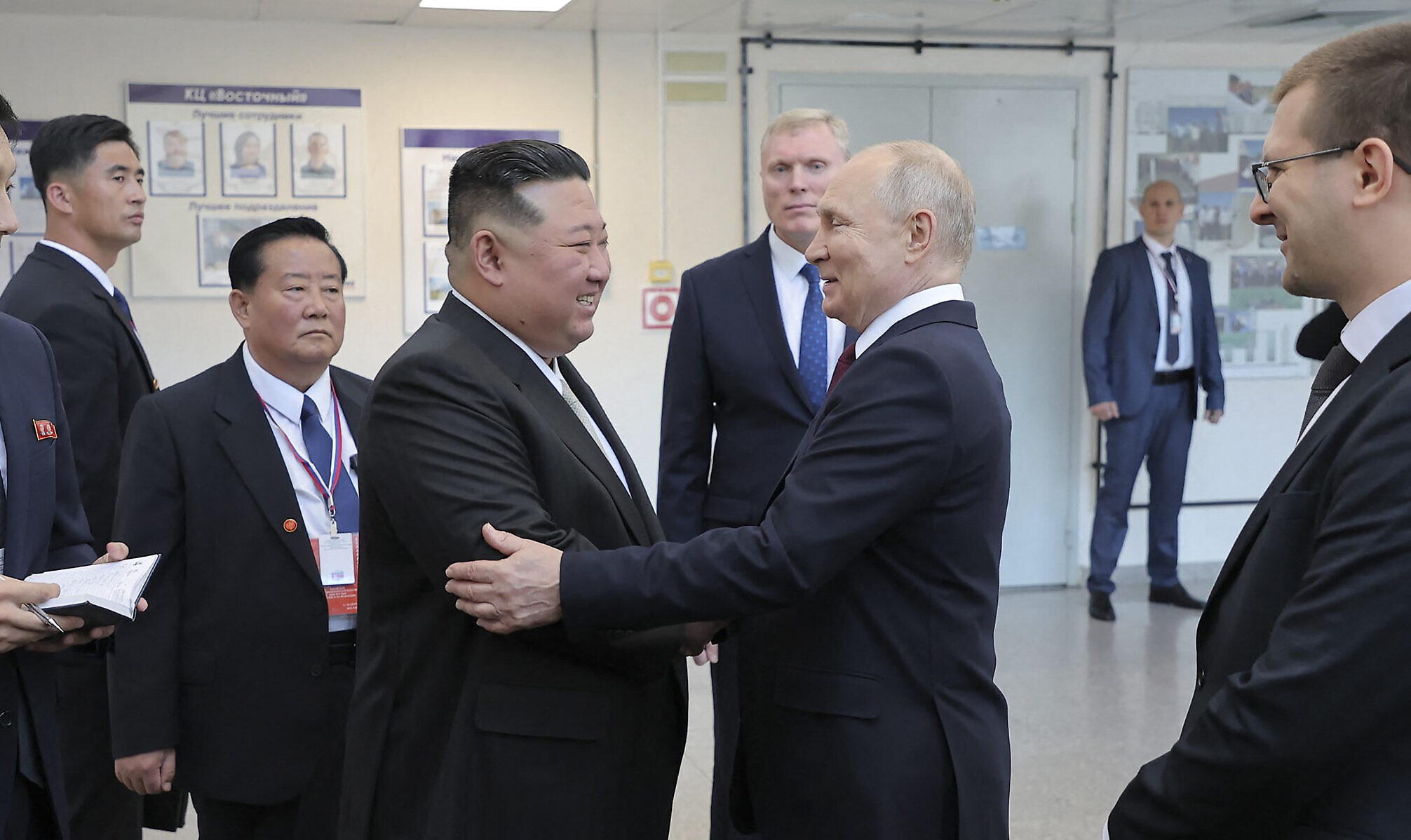 Vladimir Putin i-a dăruit lui Kim Jong Un o maşină pentru a semnifica „relaţiile lor personale speciale”