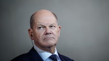 Olaf Scholz: „Germania nu este suficient de mare pentru a umple golul dacă SUA opresc furnizarea de arme către Ucraina”