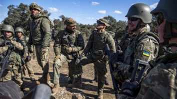 Civilii ucraineni se antrenează în Spania. La Toledo, ei învață utilizarea bombelor fumigene și asignarea sectoarelor de apărare