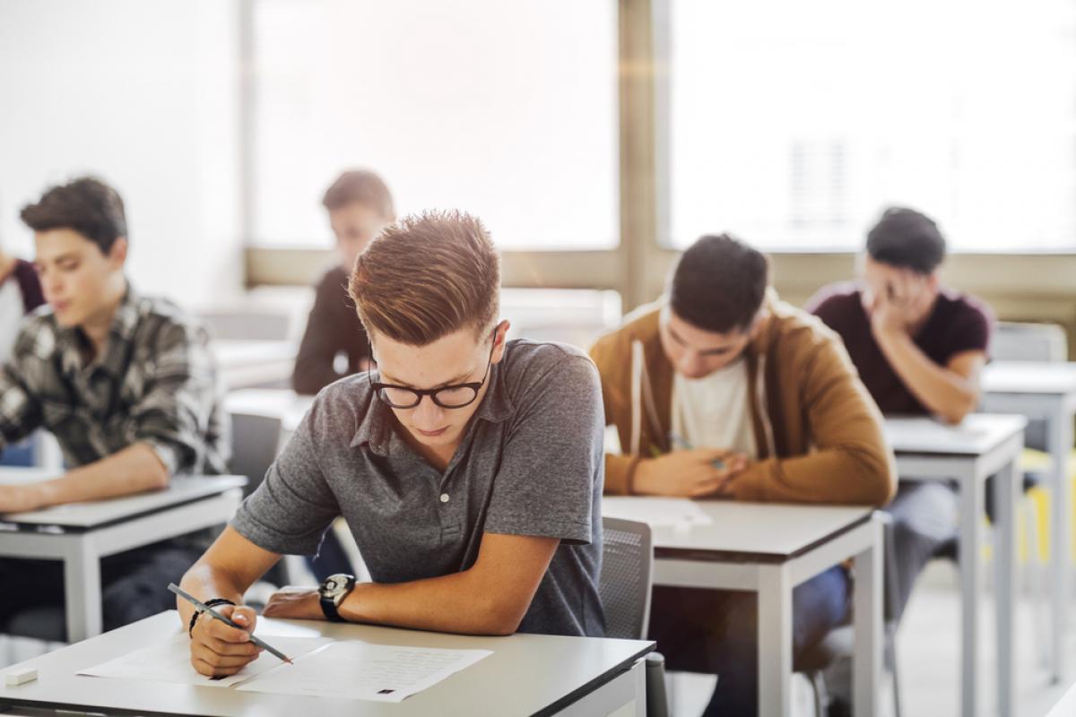 Elevii de clasa a 8-a dau astăzi primele simulări digitalizate pentru Evaluarea Națională