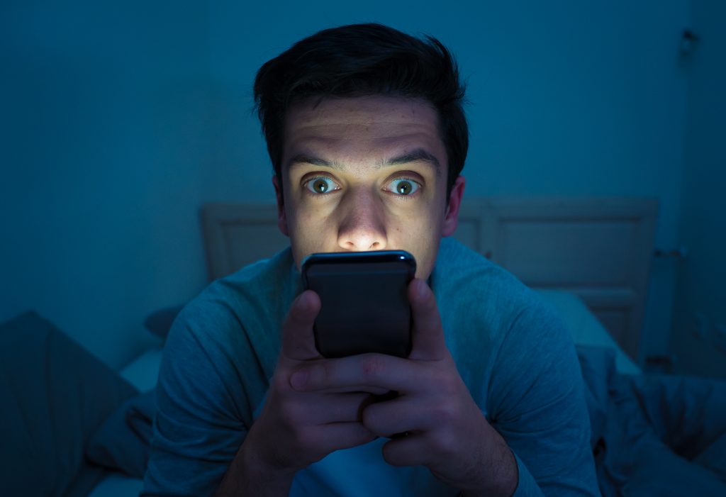 Obiceiurile nocive legate de telefoane provoacă stres, anxietate și depresie. Cum poate telefonul să ucidă creierul
