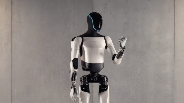 VIDEO. Elon Musk a distribuit imagini noi ale robotului umanoid al lui Tesla, Optimus. Când va începe livrarea primelor unități
