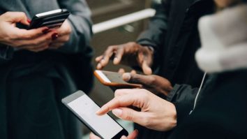 Cât timp stai pe internet? Aproape jumătate dintre adolescenţii cu vârste de 16-17 ani petrec cel puţin patru ore pe zi online