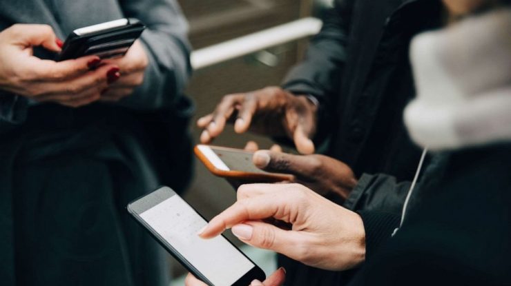 Cât timp stai pe internet? Aproape jumătate dintre adolescenţii cu vârste de 16-17 ani petrec cel puţin patru ore pe zi online