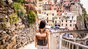 Călătorești, cunoști noi culturi. Ce te-ar putea ajuta să nu rămâi un simplu turist