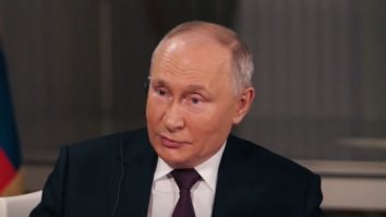 Putin, față în față cu Tucker Carlson. A fost publicat interviul de peste 2 ore, filmat în Moscova. „Rusia e deschisă la negocieri”