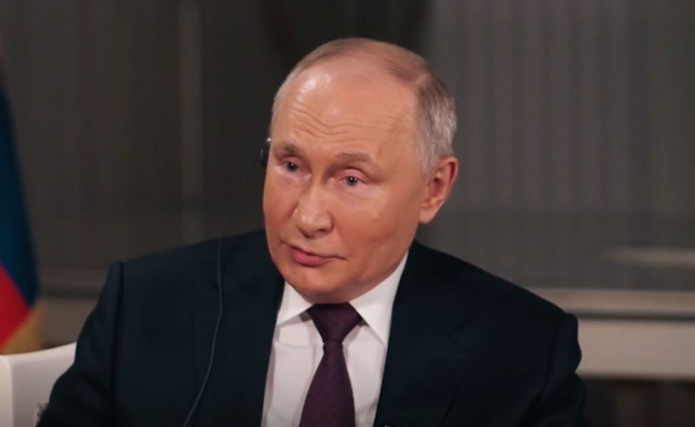 Putin, față în față cu Tucker Carlson. A fost publicat interviul de peste 2 ore, filmat în Moscova. „Rusia e deschisă la negocieri”