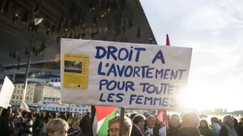 Franța introduce dreptul la avort în Constituție. Când va fi promulgată legea?