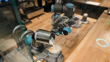 „Le dai un deget și îți iau toată mâna”. Un robot barista îți face cafeaua în câteva minute, dar îți cere și tips