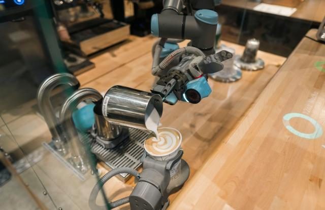 „Le dai un deget și îți iau toată mâna”. Un robot barista îți face cafeaua în câteva minute, dar îți cere și tips