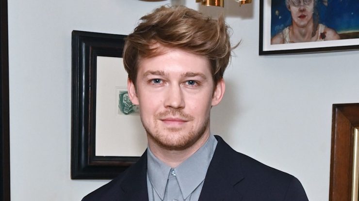 FOTO. Joe Alwyn, apariție rară în Los Angeles. Fostul iubit al lui Taylor Swift ar urma să aibă o colaborare cu Emma Stone
