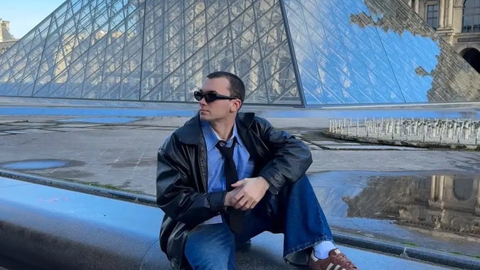 De 30 de ani, un tânăr din SUA zboară gratis cu United Airlines. Cine este Joshua Crawford?