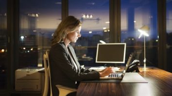 Premieră în România: Media salarială pentru femei a ajuns la 6.026 de lei, depăşind-o pe cea pentru bărbaţi