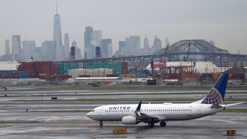 Un avion Boeing a aterizat pe un aeroport din Oregon fără un panou extern