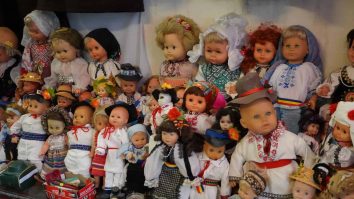 Doi foști profesori din Sibiu au lucrat timp de 25 de ani la o colecție de 300 de păpuși, modele ale tradițiilor Văii Hârtibaciului
