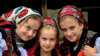 FOTO. Vernisajul expoziţiei „Tradiţii şi chipuri de femei din Maramureş‟, semnată de artista Mariana Scubli, s-a deschis la Stockholm