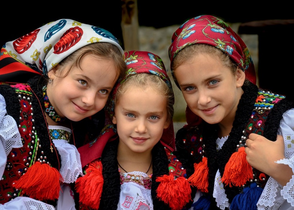 FOTO. Vernisajul expoziţiei „Tradiţii şi chipuri de femei din Maramureş‟, semnată de artista Mariana Scubli, s-a deschis la Stockholm