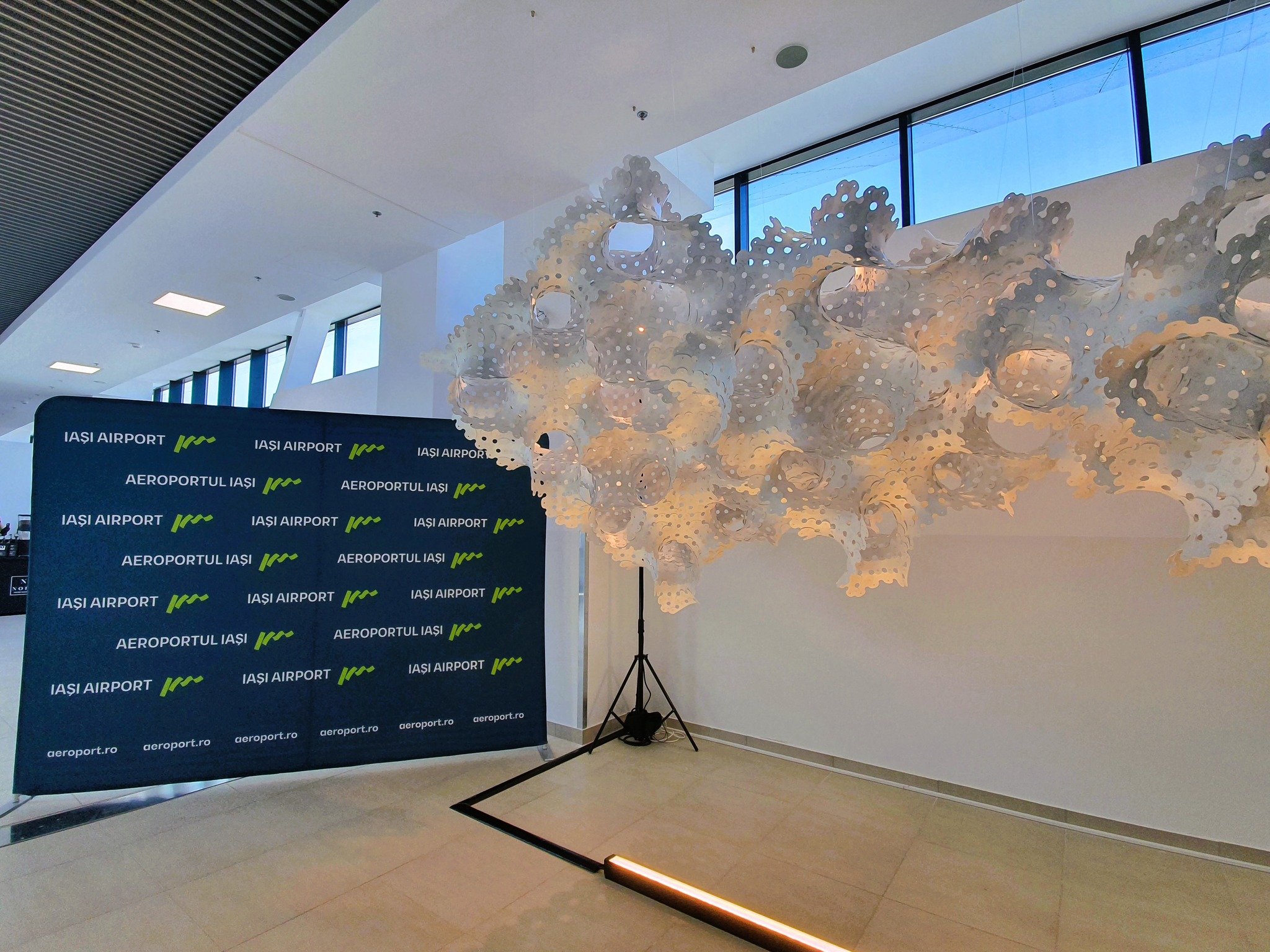 Vernisajul expoziției „The nature of things” are loc în terminalul T4 al Aeroportului Iași. Vlad Țenu: „Este un pas înainte pentru viitor”