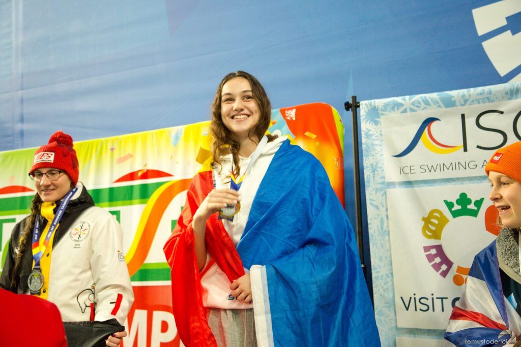 Simona Chiru ia aurul la Campionatul European de Înot în Ape Înghețate. „Pulsul crește extrem de repede și e destul de greu să îți controlezi stările”