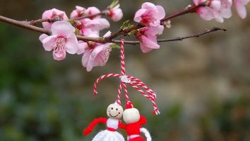 Se spune că mărțișorul îți poartă noroc. Psihoterapeut: „El este în jurul nostru și avem nevoie de această dăruire magică, de povești frumoase”