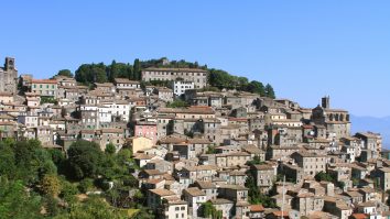 Vrei să îți schimbi locuința? Un oraș din Italia se luptă să-și vândă casele goale pentru un euro