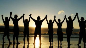 Astăzi sărbătorești Ziua Internațională a Fericirii.  Adina Moraru Dan: „Fericirea e conectarea zilnică la viață”