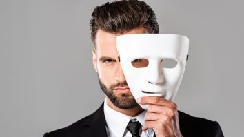 La ce trebuie să fii atent când interacționezi cu un narcisist? Spre deosebire de oamenii care simt empatie, ei sunt lipsiți de această capacitate