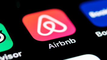 Airbnb interzice camerele de supraveghere în interior. Decizia se aplică la nivel global