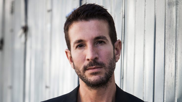 Alex Michaelides vine în România. Autorul britanic va lansa cel mai recent roman al său, „Furia”