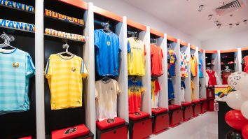 Descoperă Spiritul Sportiv Românesc la BITOLIA SPORT, magazinul de echipamente sportive deschis în Băneasa Shopping City, care amintește de vestiarul unei echipe de fotbal