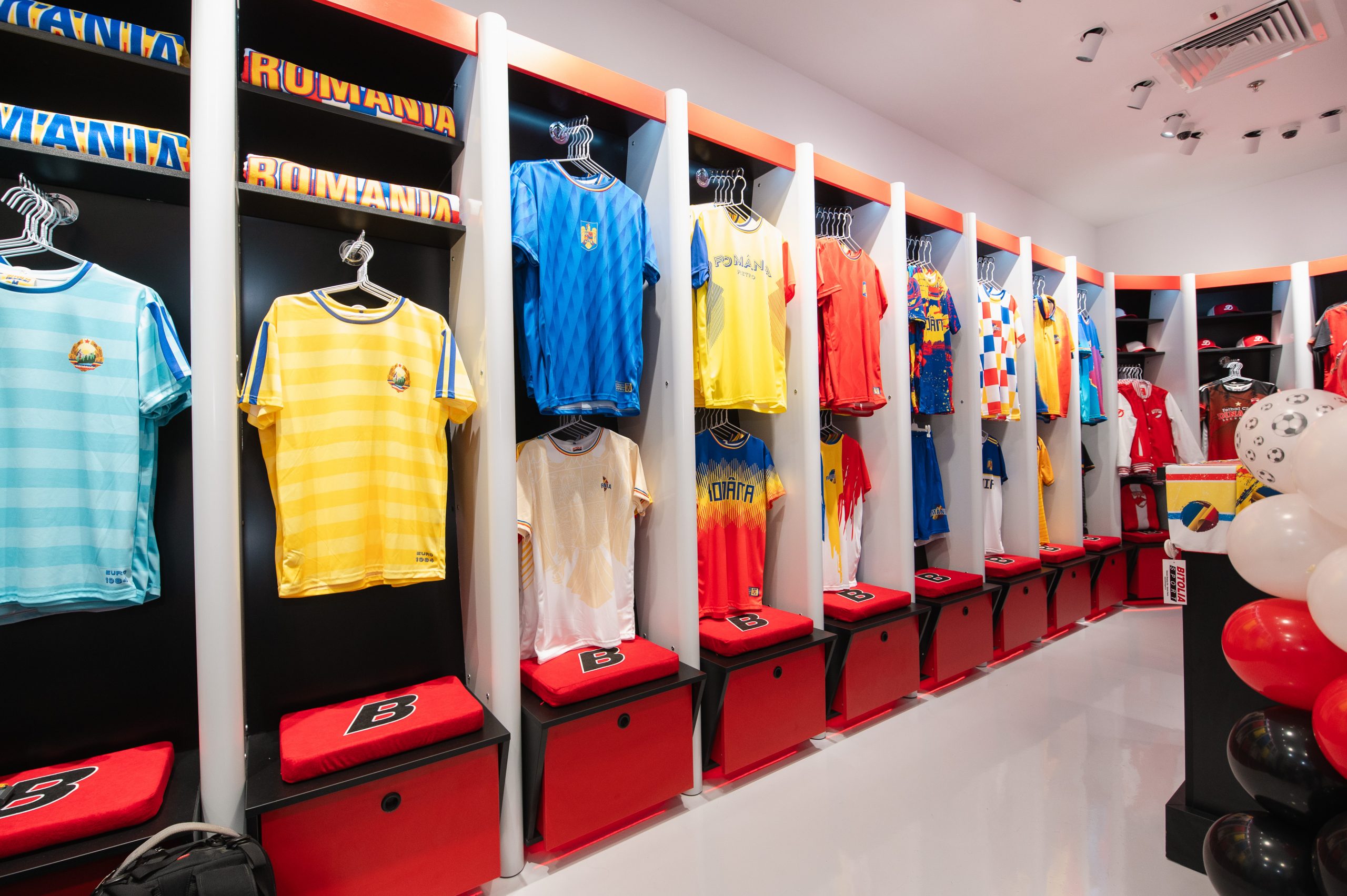 Descoperă Spiritul Sportiv Românesc la BITOLIA SPORT, magazinul de echipamente sportive deschis în Băneasa Shopping City, care amintește de vestiarul unei echipe de fotbal