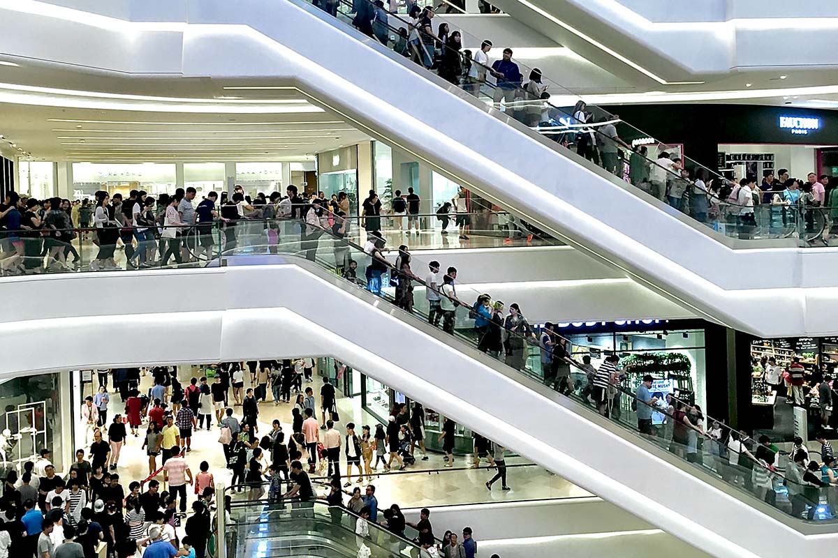 Care este motivul pentru care se schimbă comportamentul de consum al românilor? Adrian Mitroi: „Oamenii își pun întrebarea logică: dacă mâine va fi mai scump?”