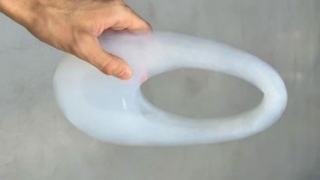 FOTO-VIDEO. O geantă făcută doar din aer şi sticlă debutează la Săptămâna Modei de la Paris